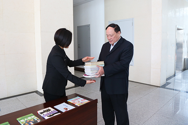 China Coal Group Hold A Donation Book Ceremony To Yingjisha County School