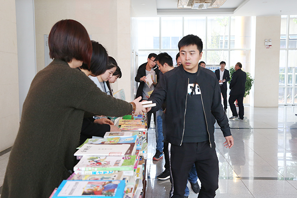 China Coal Group Hold A Donation Book Ceremony To Yingjisha County School